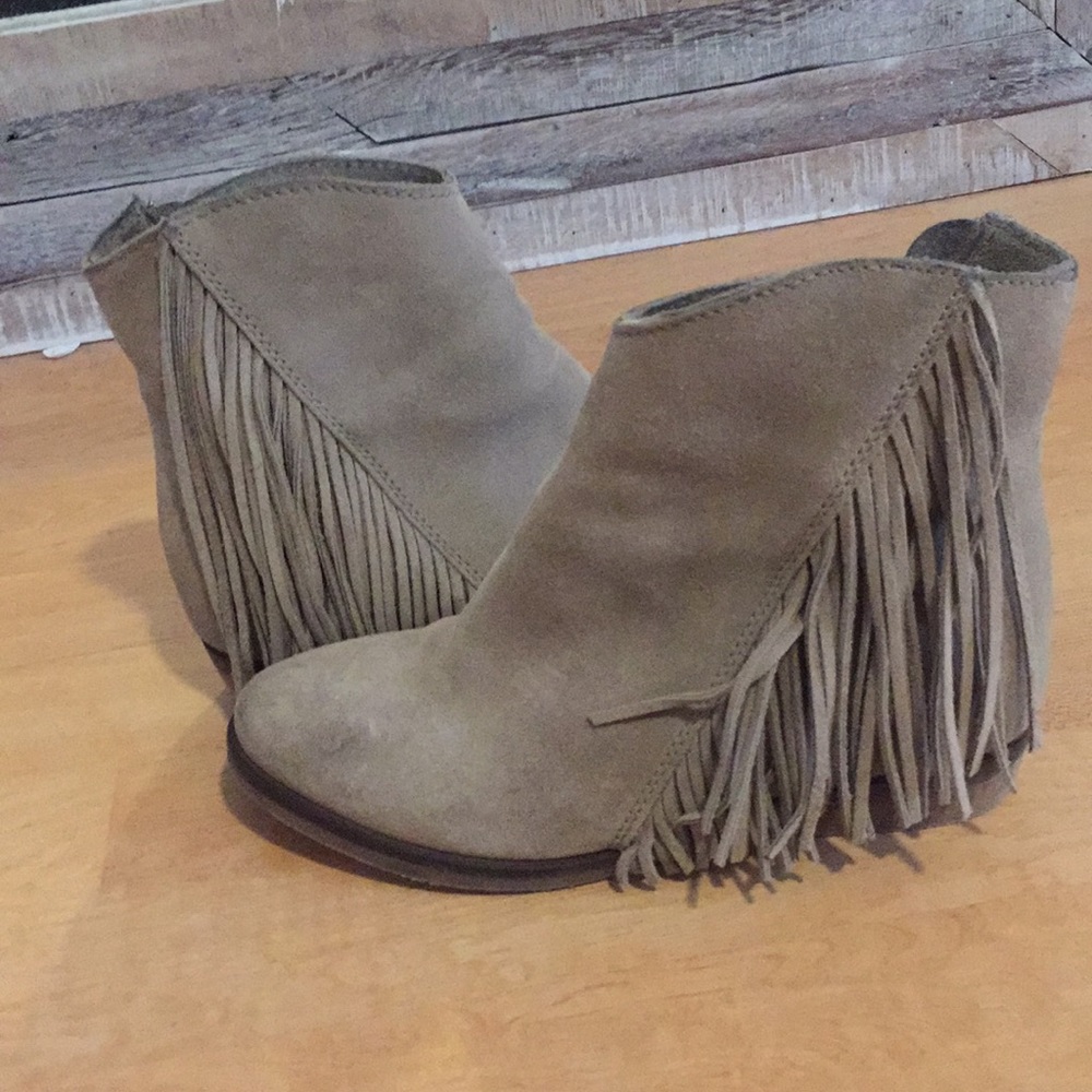 Booties with slight heel and fringe